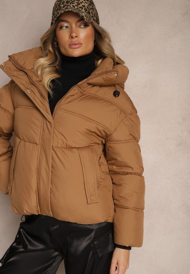 Renee - Brązowa Pikowana Kurtka z Kapturem ściągaczami i Troczkami Hedidra. Okazja: na spacer, na co dzień. Typ kołnierza: kaptur. Kolor: beżowy. Materiał: tkanina, jeans. Sezon: zima. Styl: casual, sportowy