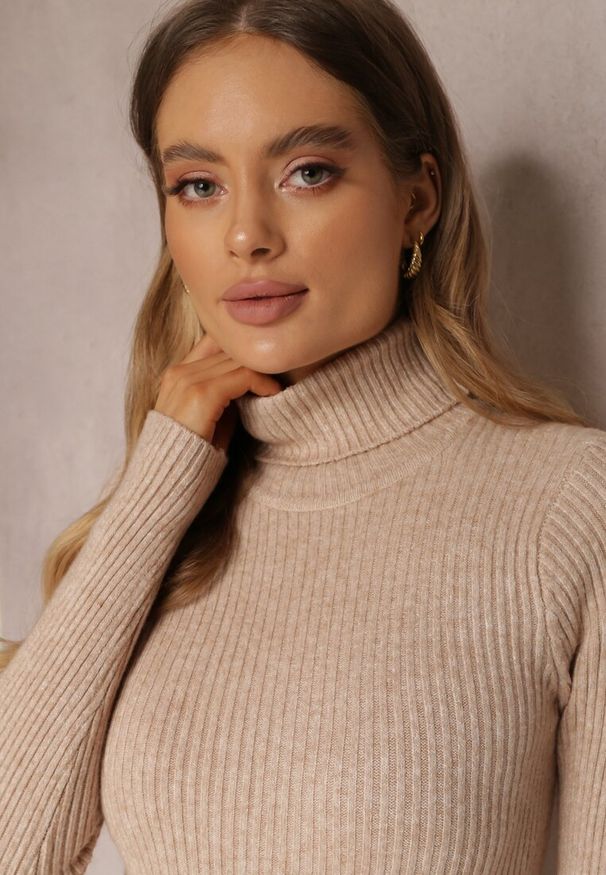 Renee - Beżowy Golf Irinsyss. Typ kołnierza: golf. Kolor: beżowy. Materiał: dzianina. Długość: długie. Wzór: prążki