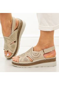 Beżowe skórzane sandały damskie na koturnie S.Barski 5916. Okazja: na co dzień. Zapięcie: rzepy. Kolor: beżowy. Materiał: skóra. Sezon: wiosna, lato. Obcas: na koturnie. Styl: casual #1