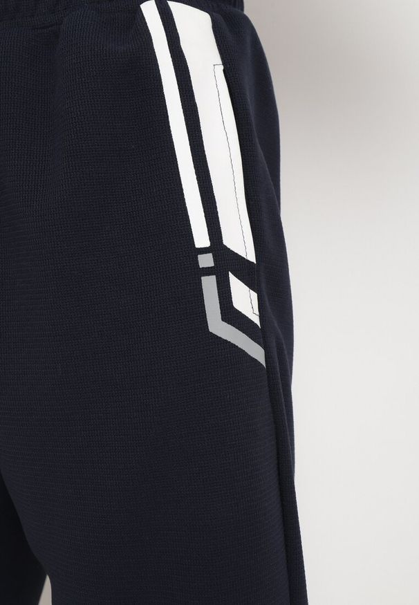 Born2be - Granatowe Szorty Sportowe z Ozdobnymi Wstawkami i Gumką w Pasie Strila. Kolor: niebieski. Styl: sportowy