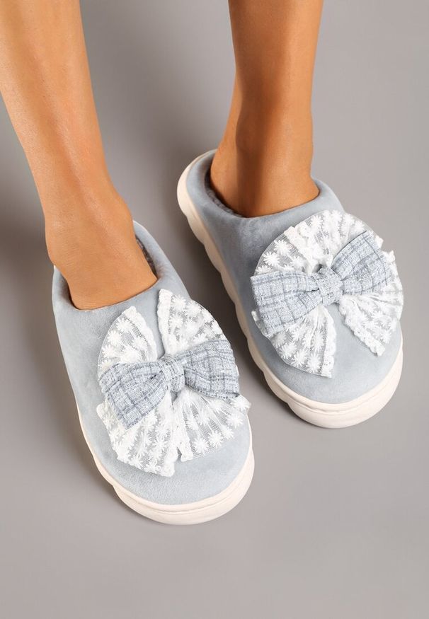 Renee - Szare Kapcie Vices na Grubej Podeszwie z Ozdobną Kokardą Tinnella. Okazja: do domu. Kolor: szary. Materiał: jeans