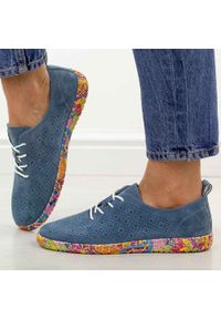 Niebieskie zamszowe skórzane półbuty damskie Sergio Leone Sp007. Okazja: na co dzień. Nosek buta: okrągły. Zapięcie: sznurówki. Kolor: niebieski. Szerokość cholewki: normalna. Wzór: aplikacja. Materiał: zamsz, skóra. Sezon: wiosna, jesień, lato. Styl: casual, klasyczny #1