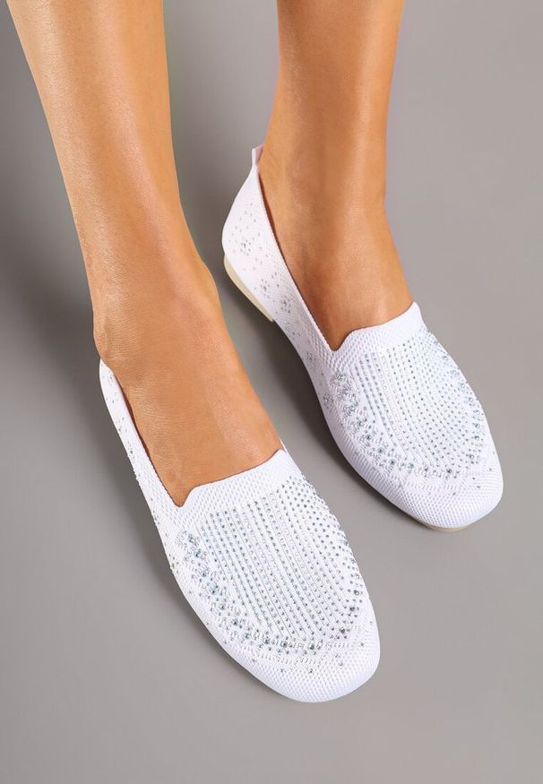 Born2be - Białe Mokasyny Ozdobione Cyrkoniami Desanira. Okazja: na co dzień. Kolor: biały. Materiał: jeans. Wzór: aplikacja. Styl: elegancki, klasyczny, casual