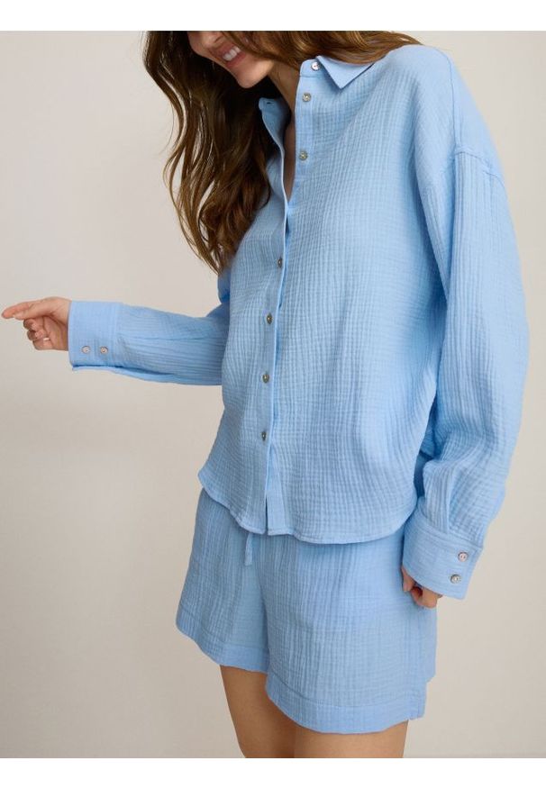 Reserved - Koszula oversize z bawełnianego muślinu - jasnoniebieski. Kolor: niebieski. Materiał: bawełna