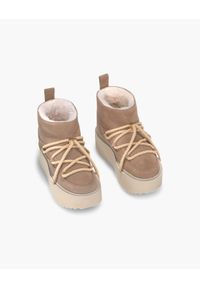 Inuikii - Śniegowce damskie INUIKII CLASSIC LOW PLATFORM. Okazja: na spacer, do pracy, na co dzień. Kolor: beżowy. Obcas: na platformie. Styl: casual