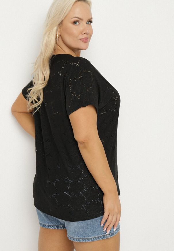 Born2be - Czarna Ażurowa Bluzka z Bawełną Clavienne. Okazja: na co dzień. Kolekcja: plus size. Kolor: czarny. Materiał: bawełna. Długość rękawa: krótki rękaw. Długość: krótkie. Wzór: ażurowy. Styl: casual, elegancki