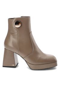 CheBello - Beżowe Botki Chebello Modne Skórzane Buty Na Obcasie. Okazja: na spacer, na co dzień. Kolor: beżowy. Materiał: skóra. Obcas: na obcasie. Styl: klasyczny, casual, elegancki. Wysokość obcasa: średni #7