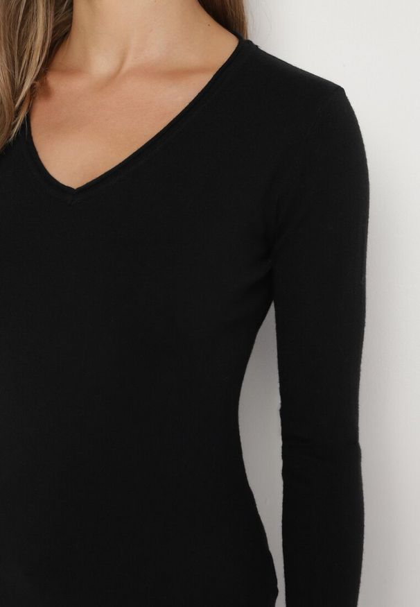 Born2be - Czarny Sweter Klasyczny z Trójkątnym Dekoltem z Domieszką Kaszmiru Taielle. Okazja: do pracy, na co dzień. Kolor: czarny. Materiał: kaszmir. Styl: klasyczny