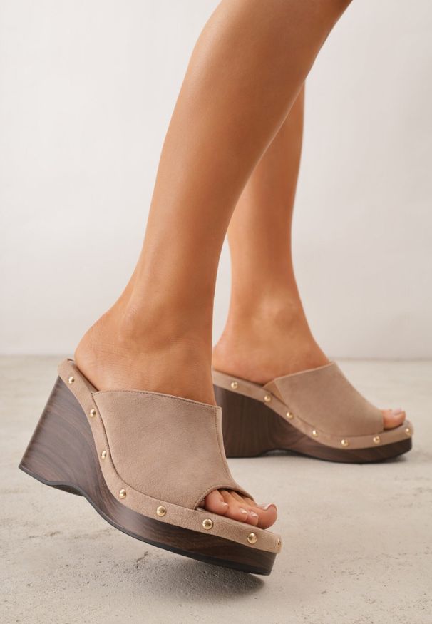 Born2be - Ciemnobeżowe Klapki Drewniaki z Imitacji Zamszu na Koturnie Zdobione Nitami Edraele. Okazja: na co dzień. Kolor: beżowy. Materiał: zamsz. Wzór: aplikacja. Obcas: na koturnie. Styl: boho, casual, klasyczny, elegancki