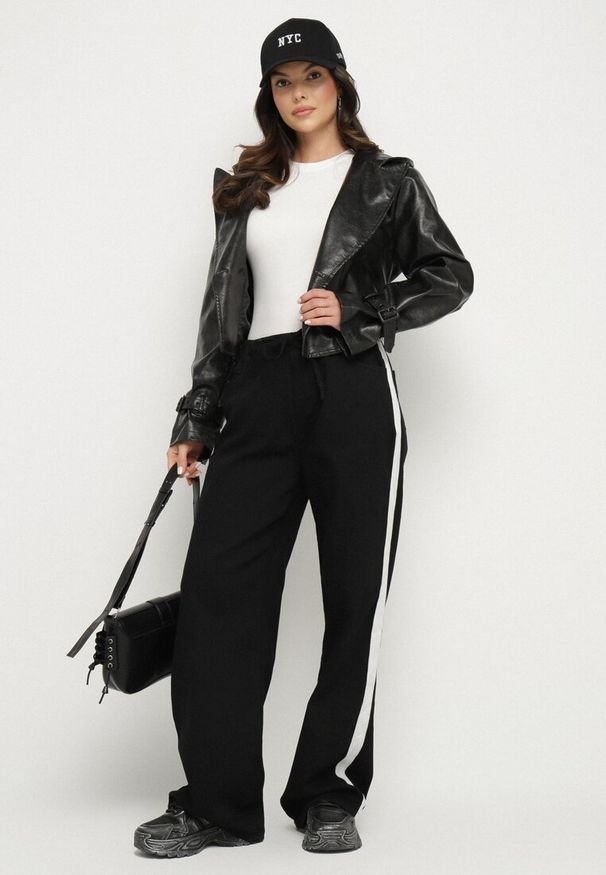 Born2be - Czarna Krótka Kurtka Typu Trencz z Imitacji Skóry z Kapturem i Wiązanym Paskiem Nilianiela. Okazja: na co dzień. Typ kołnierza: kaptur. Kolor: czarny. Materiał: skóra. Długość: krótkie. Wzór: paski. Styl: elegancki, casual, klasyczny