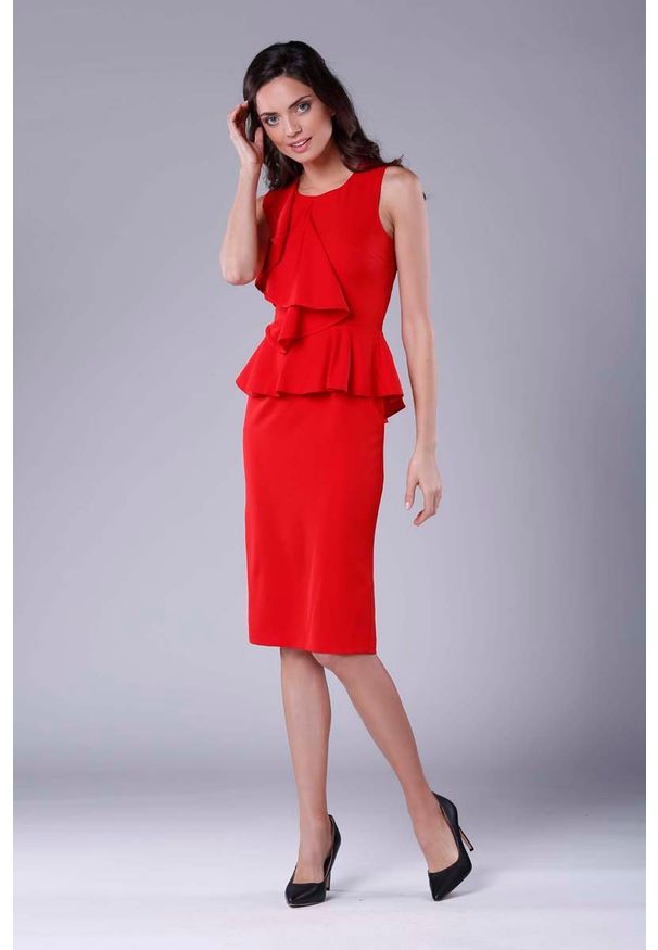 Nommo - Czerwona Wizytowo-Koktajlowa Sukienka z Baskinką. Kolor: czerwony. Materiał: poliester, wiskoza. Wzór: kwiaty. Typ sukienki: baskinki. Styl: wizytowy