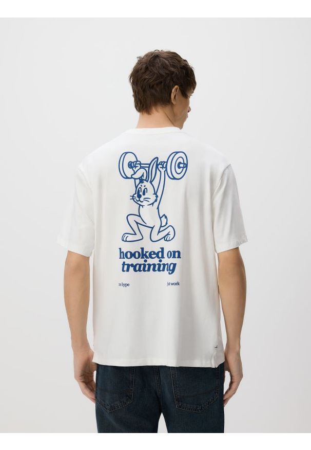 Reserved - T-shirt relaxed z nadrukiem na plecach - złamana biel. Materiał: bawełna, dzianina. Wzór: nadruk