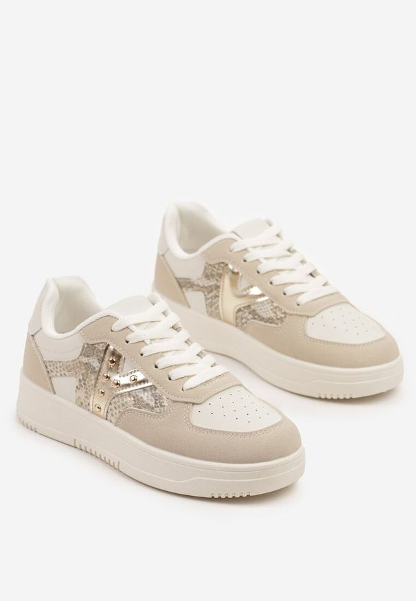 Born2be - Beżowe Sneakersy z Metalicznym Zdobieniem i Wstawką z Imitacją Skóry Węża Sarilira. Okazja: na co dzień. Kolor: beżowy. Materiał: skóra. Wzór: aplikacja