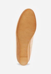 Renee - Jasnobeżowe Czółenka Vices na Koturnie ze Skórzaną Wkładką w Stylu Boho Mivella. Kolor: beżowy. Materiał: skóra. Wzór: nadruk. Obcas: na koturnie. Styl: boho #3