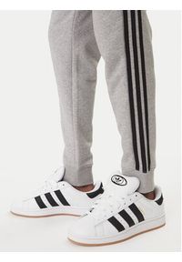 Adidas - adidas Spodnie dresowe 3-Stripes KE2428 Szary Slim Fit. Kolor: szary. Materiał: syntetyk #4