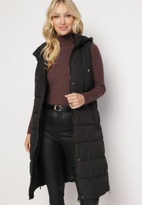 Born2be - Czarna Długa Kamizelka Bezrękawnik z Klasycznym Pikowaniem i Kapturem Shin. Typ kołnierza: golf. Kolor: czarny. Materiał: dzianina, jeans. Długość rękawa: bez rękawów. Długość: długie. Styl: klasyczny #1