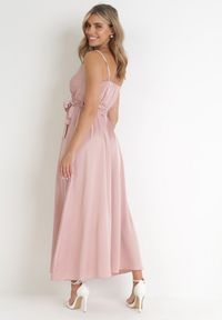 Born2be - Jasnoróżowa Sukienka Maxi z Gumką w Pasie i Kopertowym Dekoltem Aloyse. Kolor: różowy. Materiał: materiał. Długość rękawa: na ramiączkach. Typ sukienki: kopertowe. Styl: elegancki. Długość: maxi #4