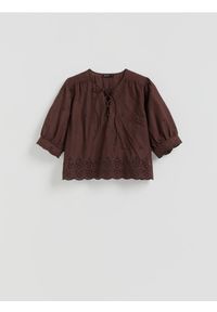 Reserved - Bluzka z ażurowym wzorem - brązowy. Kolor: brązowy. Materiał: bawełna. Wzór: ażurowy #1