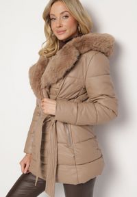 Born2be - Ciemnobeżowa Pikowana Kurtka z Kapturem Futerkiem i Paskiem Greleti. Okazja: na spacer. Typ kołnierza: kaptur. Kolor: beżowy. Materiał: futro. Styl: elegancki #7