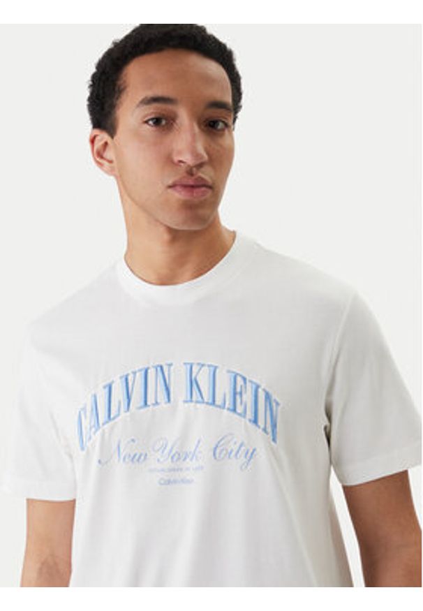 Calvin Klein Jeans T-Shirt LV04RF820G Biały Regular Fit. Kolor: biały. Materiał: bawełna