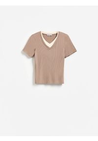 Reserved - T-shirt w prążek - beżowy. Kolor: beżowy. Materiał: bawełna, dzianina. Wzór: prążki