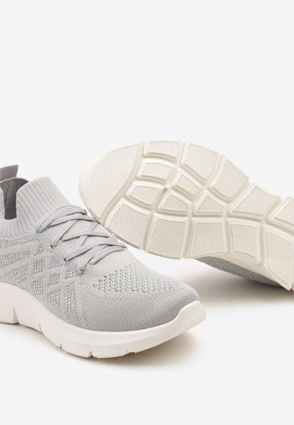 Born2be - Szare Buty Sportowe Wsuwane ze Skórzaną Wkładką i Cyrkoniami Patantia. Okazja: na co dzień. Zapięcie: bez zapięcia. Kolor: szary. Materiał: skóra. Wzór: aplikacja. Obcas: na obcasie. Wysokość obcasa: niski