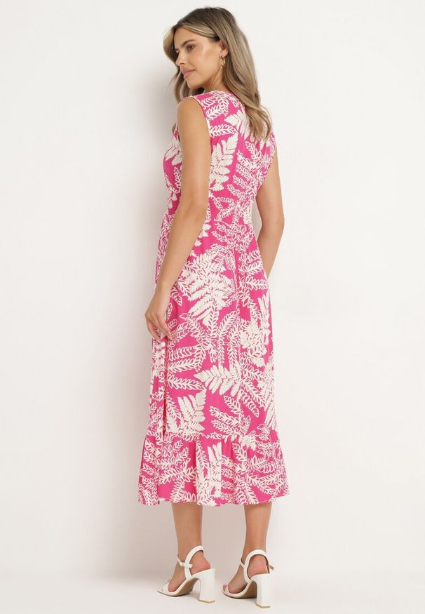 Born2be - Fuksjowa Wiskozowa Sukienka o Rozkloszowanym Kroju z Gumką w Pasie i Dekoltem w Serek Denesta. Okazja: na co dzień. Typ kołnierza: dekolt w serek. Kolor: różowy. Materiał: wiskoza. Styl: casual, elegancki, boho