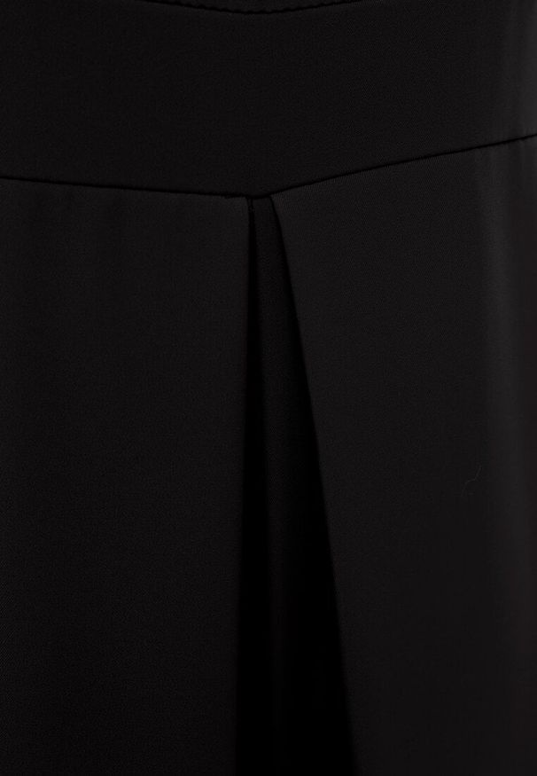 Renee - Czarny Taliowany Kombinezon Ozdobiony Zakładkami Berinola. Okazja: na imprezę. Kolor: czarny. Wzór: aplikacja. Styl: elegancki