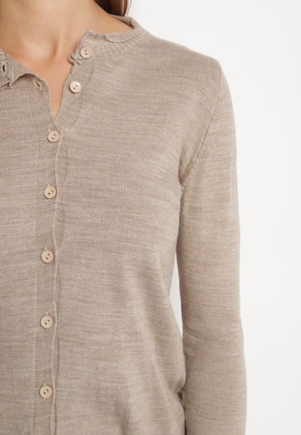 Born2be - Beżowy Kardigan Zapinany na Guziki ze Ściągaczem Omeana. Okazja: na co dzień, do pracy. Kolor: beżowy. Materiał: jeans. Styl: klasyczny, elegancki, casual