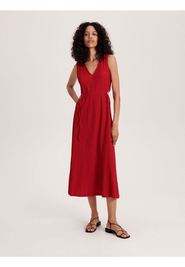 Reserved - Sukienka midi - czerwony. Kolor: czerwony. Materiał: tkanina. Typ sukienki: proste. Długość: midi