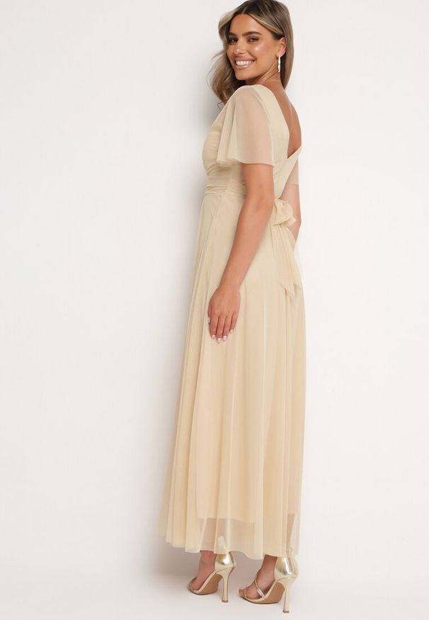 Born2be - Beżowa Kopertowa Rozkloszowana Sukienka z Wiązaniem w Talii Kolea. Okazja: na ślub cywilny, na studniówkę, na wesele, na imprezę. Typ kołnierza: dekolt w kształcie V. Kolor: beżowy. Długość rękawa: krótki rękaw. Typ sukienki: kopertowe. Styl: elegancki, klasyczny