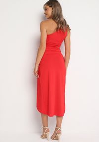 Born2be - Czerwona Asymetryczna Sukienka Koktajlowa na Jedno Ramię z Wycięciem i Metalową Klamrą Violea. Okazja: na imprezę. Kolor: czerwony. Długość rękawa: długi rękaw. Typ sukienki: asymetryczne. Styl: wizytowy #2