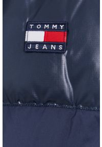 Tommy Jeans Kurtka puchowa damska kolor granatowy zimowa. Okazja: na co dzień. Kolor: niebieski. Materiał: puch. Wzór: gładki. Sezon: zima. Styl: casual