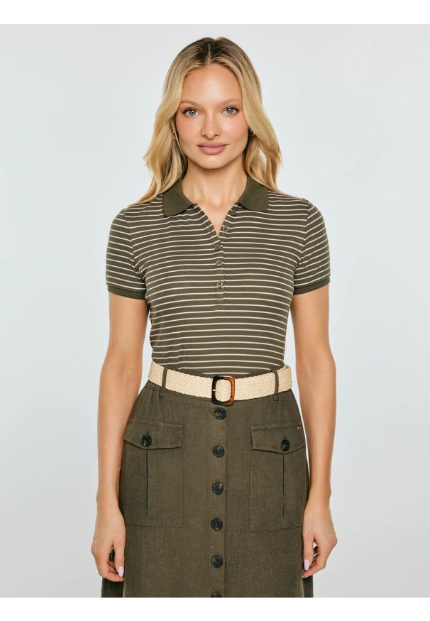 Big-Star - Koszulka damska polo w paski khaki Rellma 303. Typ kołnierza: polo. Kolor: zielony. Materiał: dzianina, włókno, materiał, prążkowany, bawełna. Wzór: paski. Styl: militarny, elegancki, klasyczny
