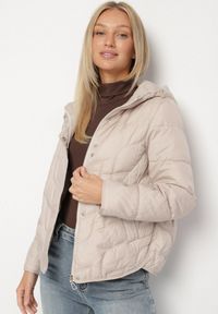 Born2be - Beżowa Przejściowa Kurtka z Oryginalnym Pikowaniem i Kapturem Aruvitte. Okazja: na co dzień, na spacer. Kolor: beżowy. Materiał: jeans, poliester. Styl: casual #3