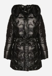 Born2be - Czarna Pikowana Kurtka z Odpinanym Kapturem i Futerkiem Wiązana Paskiem Olenessa. Kolor: czarny. Materiał: futro. Sezon: zima #6