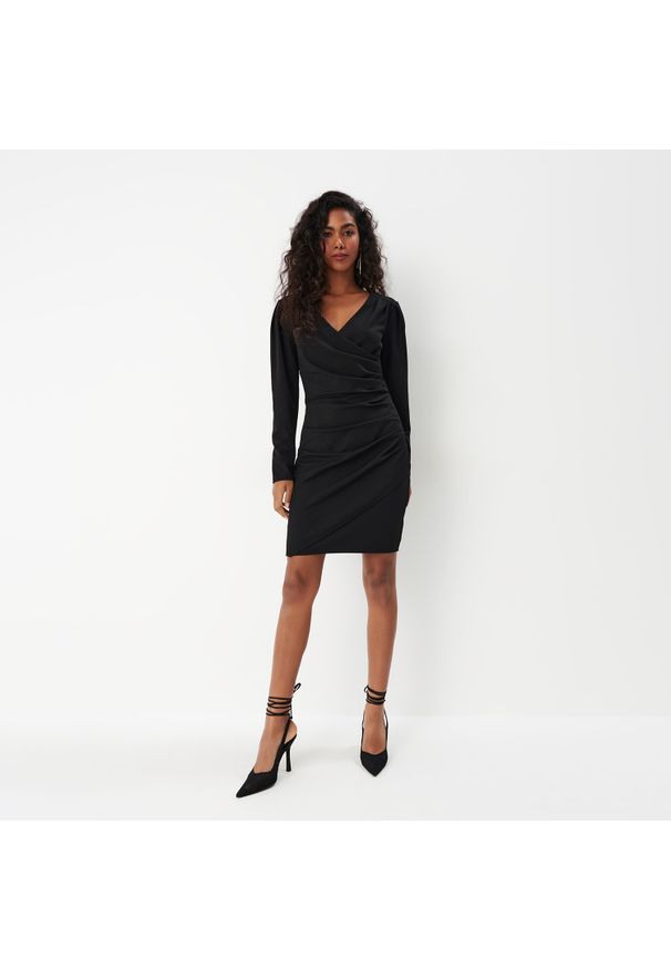 Mohito - Sukienka mini z kopertowym dekoltem - Czarny. Kolor: czarny. Typ sukienki: kopertowe. Długość: mini