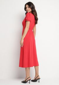 Born2be - Czerwona Sukienka Rozkloszowana z Wiskozą z Poduszkami w Ramionach Awerla. Okazja: na co dzień. Typ kołnierza: dekolt w kształcie V. Kolor: czerwony. Materiał: wiskoza. Długość rękawa: krótki rękaw. Styl: casual, elegancki, klasyczny #6