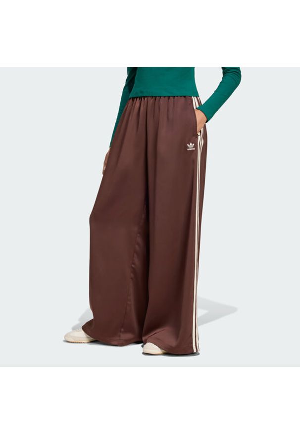 Adidas - adidas Spodnie dresowe adicolor Satin KD2541 Brązowy Wide Leg. Kolor: brązowy. Materiał: syntetyk