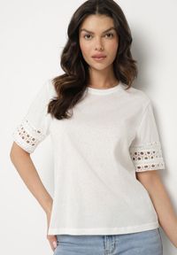Born2be - Biały T-shirt z Bawełny Ozdobiony Ażurowym Wzorem Valreia. Okazja: na co dzień. Kolor: biały. Materiał: bawełna. Wzór: aplikacja, ażurowy. Styl: casual #5