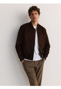 Reserved - Kurtka bomber z imitacji zamszu - ciemnobrązowy. Kolor: brązowy. Materiał: zamsz #1