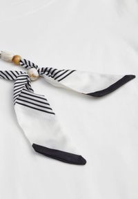 Renee - Biały Bawełniany T-shirt Hillswor Ozdobiony Apaszką. Kolor: biały. Materiał: bawełna. Wzór: aplikacja. Styl: elegancki #5