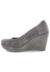 Czółenka damskie Karino, na wysokim koturnie eleganckie skórzane zamszowe wygodne z okrągłym noskiem, szare, 1224-002-P. Okazja: na co dzień. Nosek buta: okrągły. Kolor: szary. Materiał: welur, skóra, zamsz. Obcas: na koturnie. Styl: elegancki #3