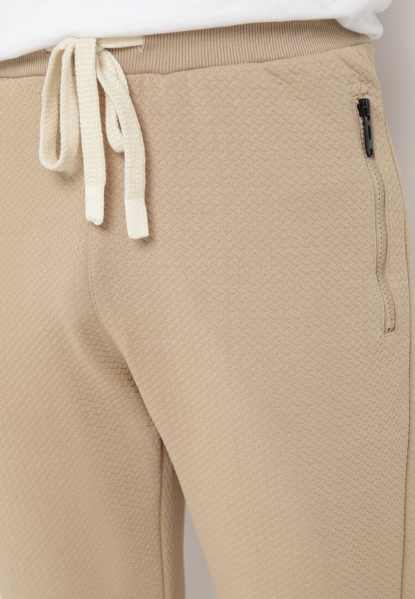 Born2be - Ciemnobeżowe Spodnie Dresowe z Bawełną z Wysokim Stanem Arliera. Okazja: na co dzień. Stan: podwyższony. Kolor: beżowy. Materiał: bawełna, dresówka. Styl: casual, elegancki