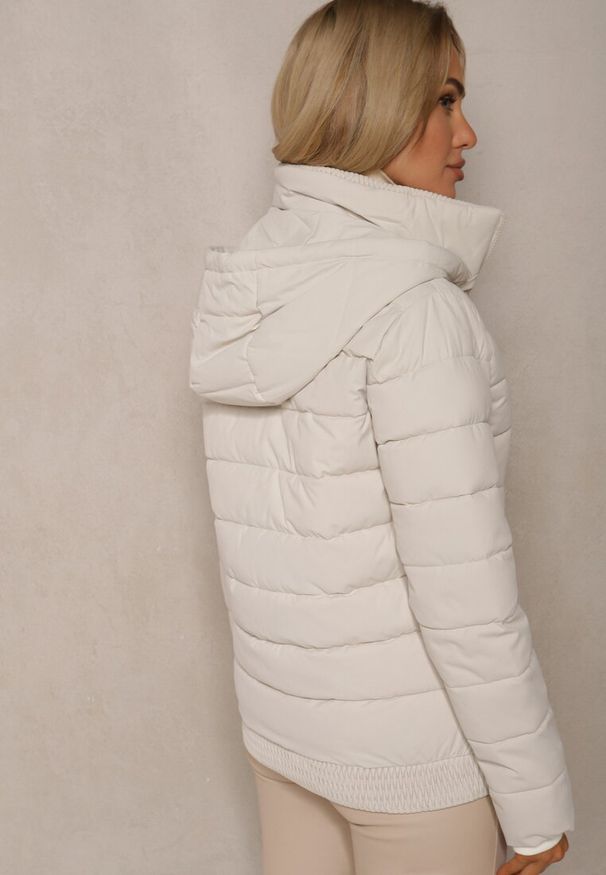 Renee - Jasnobeżowa Kurtka z Pikowanymi Przeszyciami z Odpinanym Kapturem i Ściągaczem w Talii Sintavia. Okazja: na co dzień. Kolor: beżowy. Materiał: jeans. Styl: casual