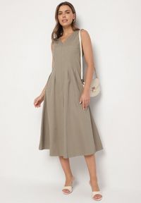 Born2be - Jasnozielona Sukienka o Rozkloszowanym Kroju z Dekoltem w Serek Alifia. Okazja: na spacer, na imprezę, na co dzień. Typ kołnierza: dekolt w serek. Kolor: zielony. Długość rękawa: bez rękawów. Typ sukienki: rozkloszowane, proste. Styl: casual, klasyczny #6
