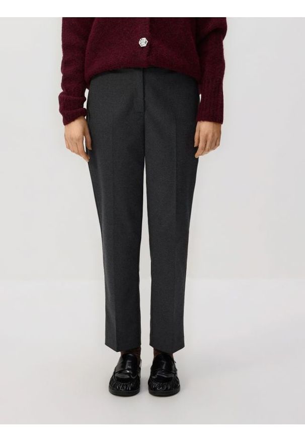 Reserved - Spodnie cygaretki - szary. Kolor: szary. Materiał: wiskoza, tkanina