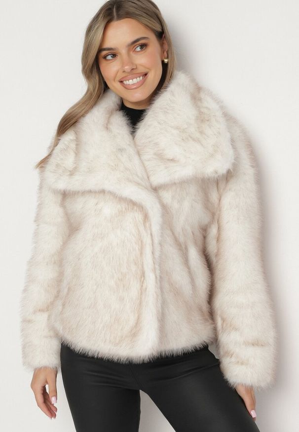 Born2be - Jasnobeżowa Kurtka Futerko z Szerokim Kołnierzem Vertilira. Okazja: na co dzień. Kolor: beżowy. Materiał: futro. Styl: casual, elegancki, wizytowy