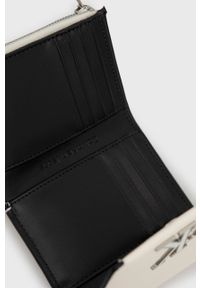 Calvin Klein Jeans portfel damski kolor biały. Kolor: biały. Materiał: materiał, włókno