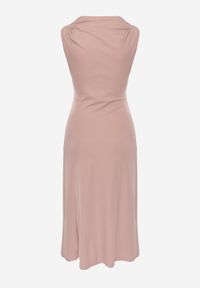 Renee - Jasnoróżowa Dopasowana Sukienka Elegancka z Aplikacją w Talii Corope. Kolor: różowy. Wzór: aplikacja. Styl: elegancki #4